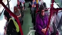 Otomobille çarpışan otobüsteki yolcuların panik anları kamerada