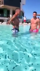 El vídeo viral de Messi con una aficionada en la piscina / REDES