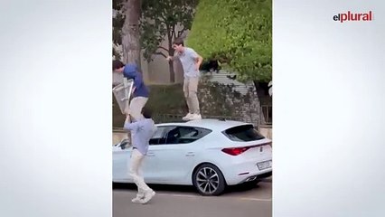 Un grupo de ‘cayetanos’ borrachos, a patadas contra coches y mobiliario