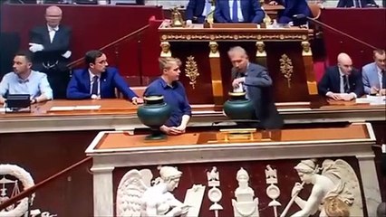 Louis Boyard (NUPES) refuse de serrer la main à un député RN