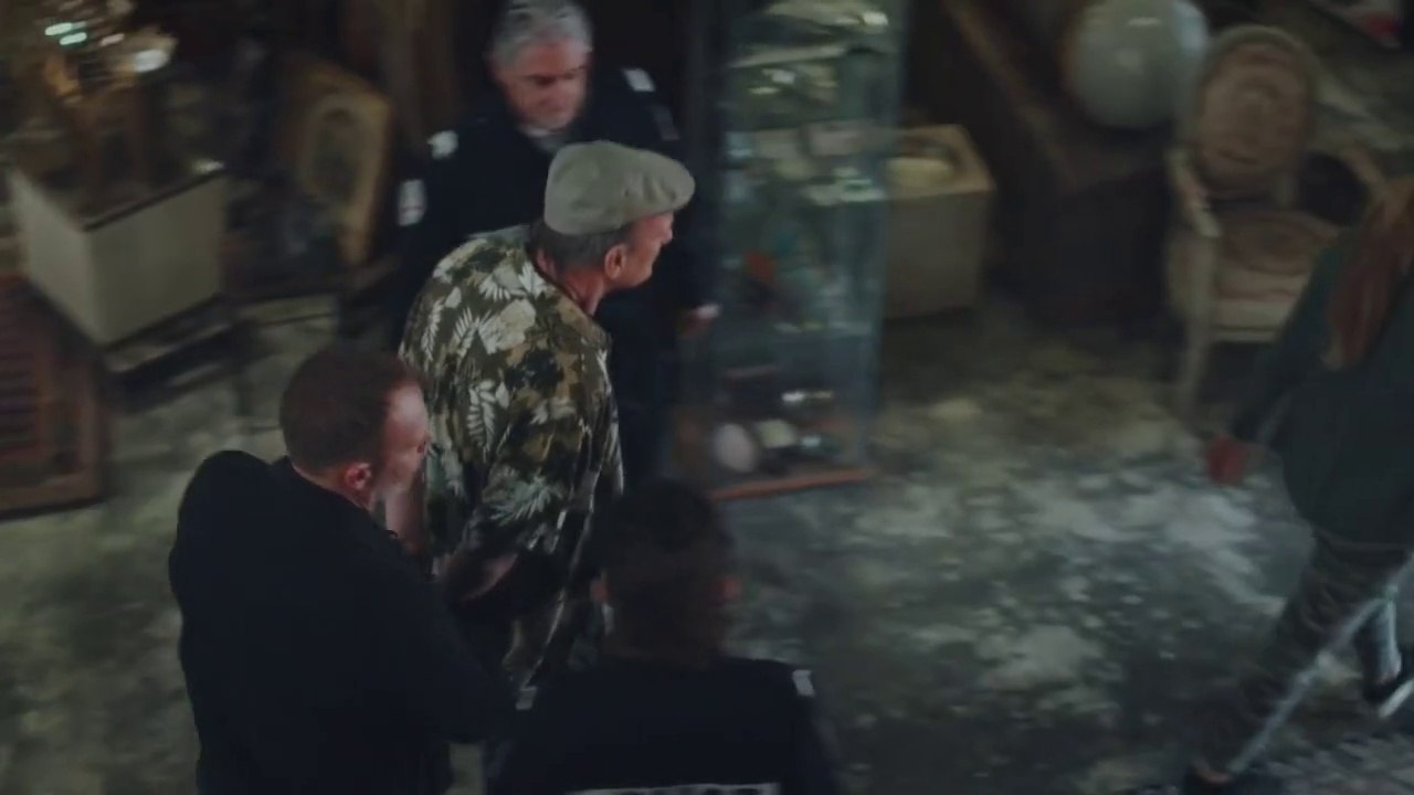 Plus Belle la Vie - Eric, puni par Boher