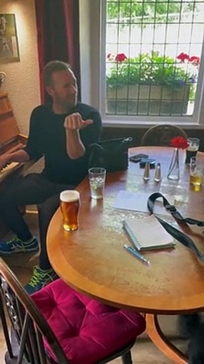 Chris Martin dei Coldplay realizza il sogno di due fidanzati: suona per loro in un pub "A Sky Full of Stars"