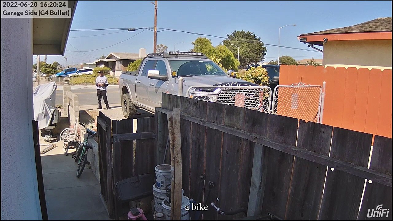 Un papa vole des vélos dans une maison alors qu'il est avec ses enfants