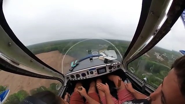 Ce pilote réalise un atterrissage d'urgence en hydravion