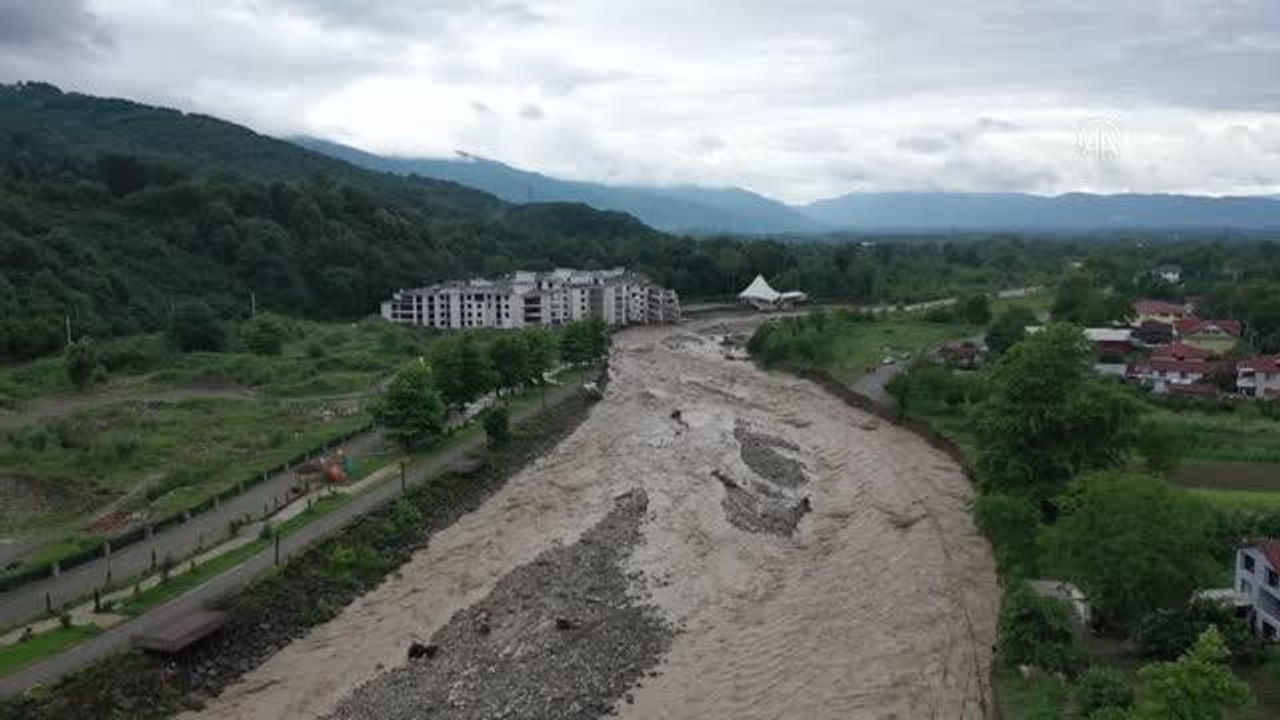 Sağanak ve su taşkınları bazı bölgelerde hasara yol açtı (2)
