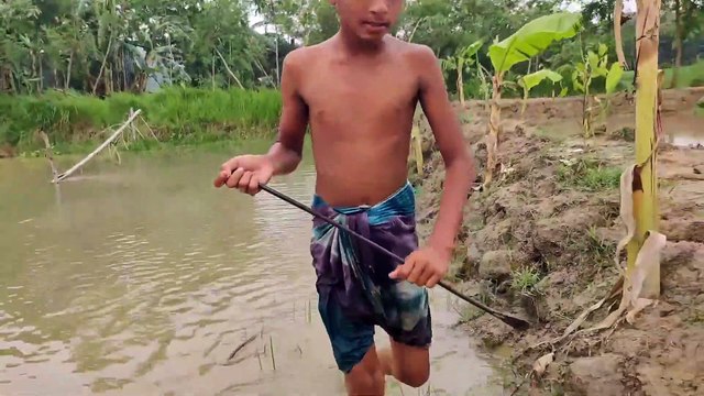 Wow Really Amazing Fishing Video Excellent Search Catching Big Fish By Hand In River Dry Place