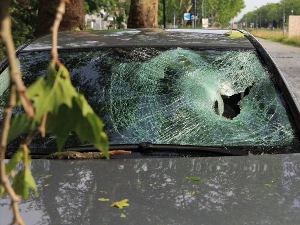 Wer zahlt Sturmschäden am Haus und Auto?