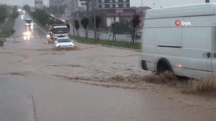 Yozgat'ta etkili olan sağanak yağışta sürücüler zor anlar yaşadı