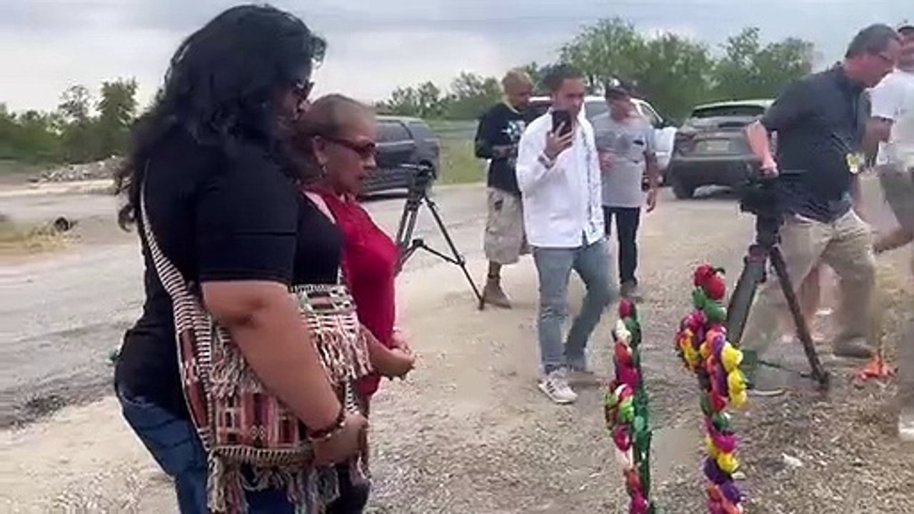Personas   poniendo cruces por la tragedia de los 50 migrantes al sur de San Antonio