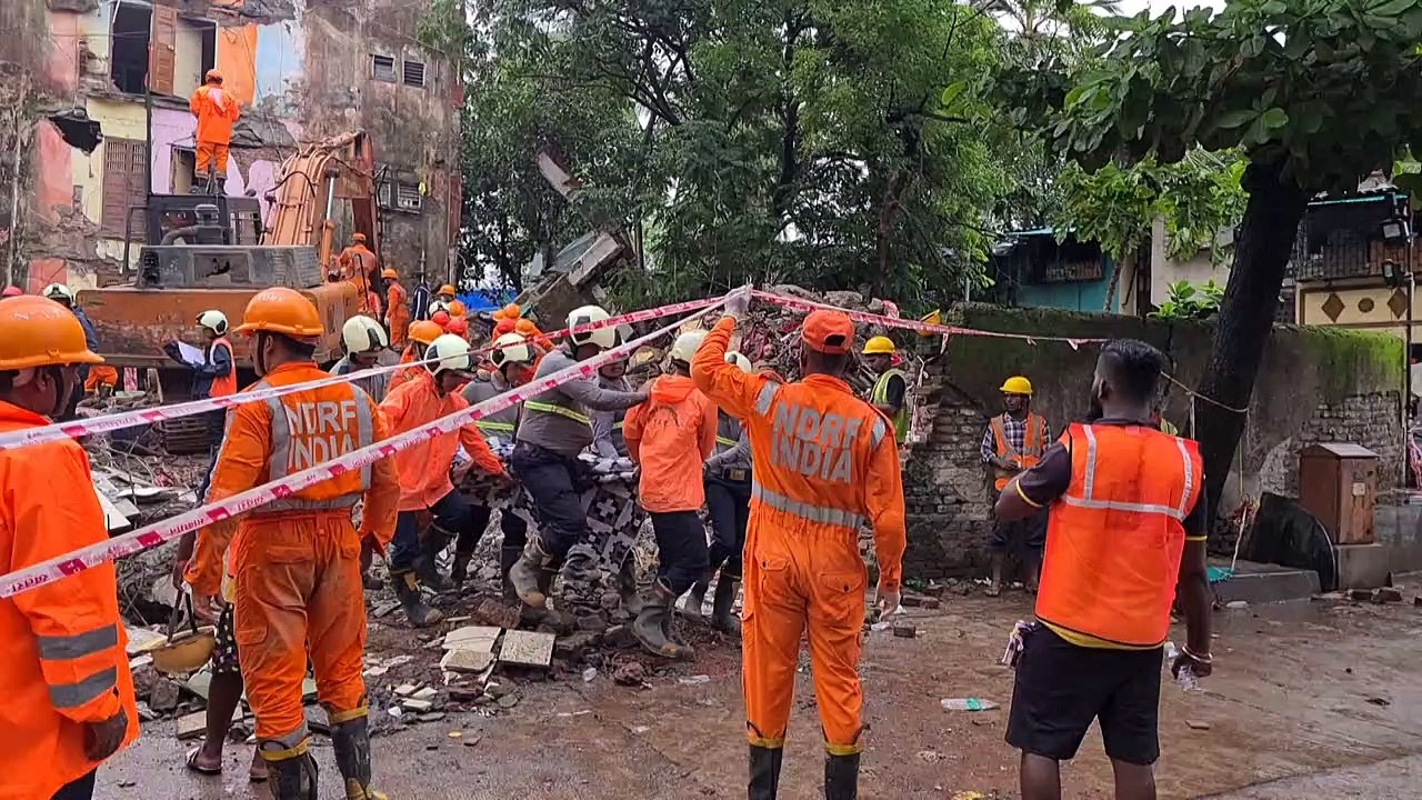 مقتل 19 شخصا في انهيار مبنى من جراء أمطار موسمي...