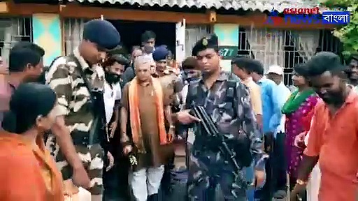 লাফাতে লাফাতে সাষ্টাঙ্গে প্রণাম, রেল কর্তার ভক্তিতে ঘাবড়ে গেলেন দিলীপই, দেখুন ভিডিও