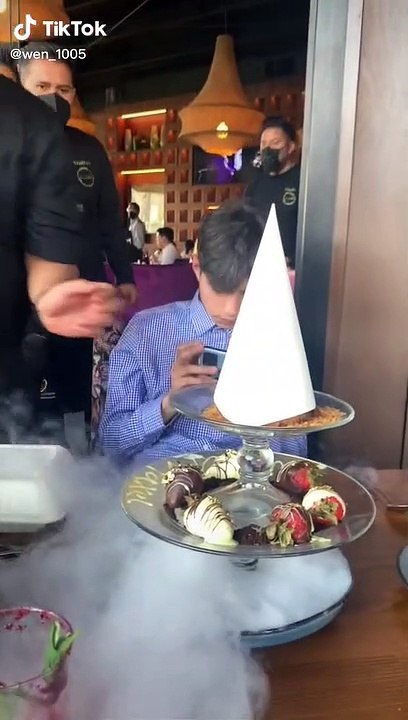 Niño se vuelve viral por su actitud indiferente durante el festejo de su cumpleaños