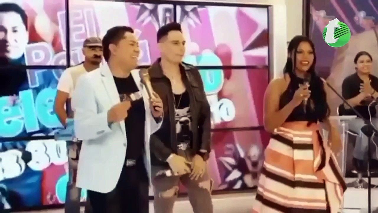 Atencion el Pacha le hace bolita en las tetas Artista Urbano Angelo Perrone