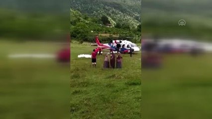 Ulaşım bağlantısı kesilen köye TSK helikopteri ile gıda yardımı yapıldı