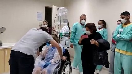 Paciente se emociona ao receber visita da gata de estimação em hospital de Blumenau; vídeo