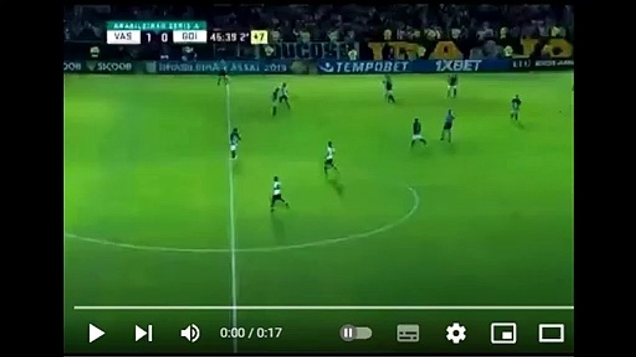 Muita calma e muita inteligência nesta hora. Gustavo passa a bola e diz: "Toma faz o Gol".