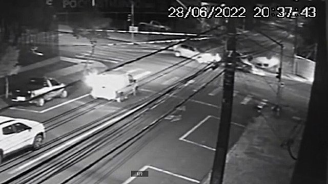 Confira momento exato em que capotamento é registrado na Rua Recife com Nereu Ramos