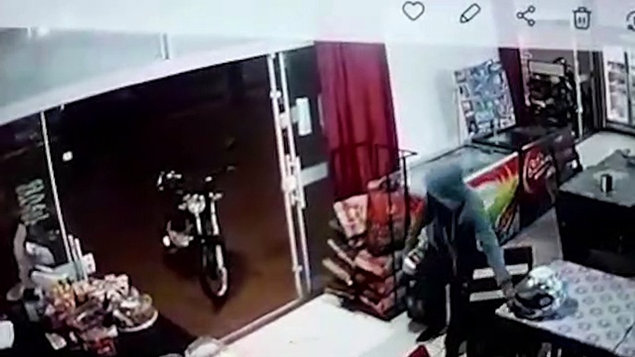 Câmera de segurança flagra dupla de assaltantes em padaria na Rua Rio da Paz