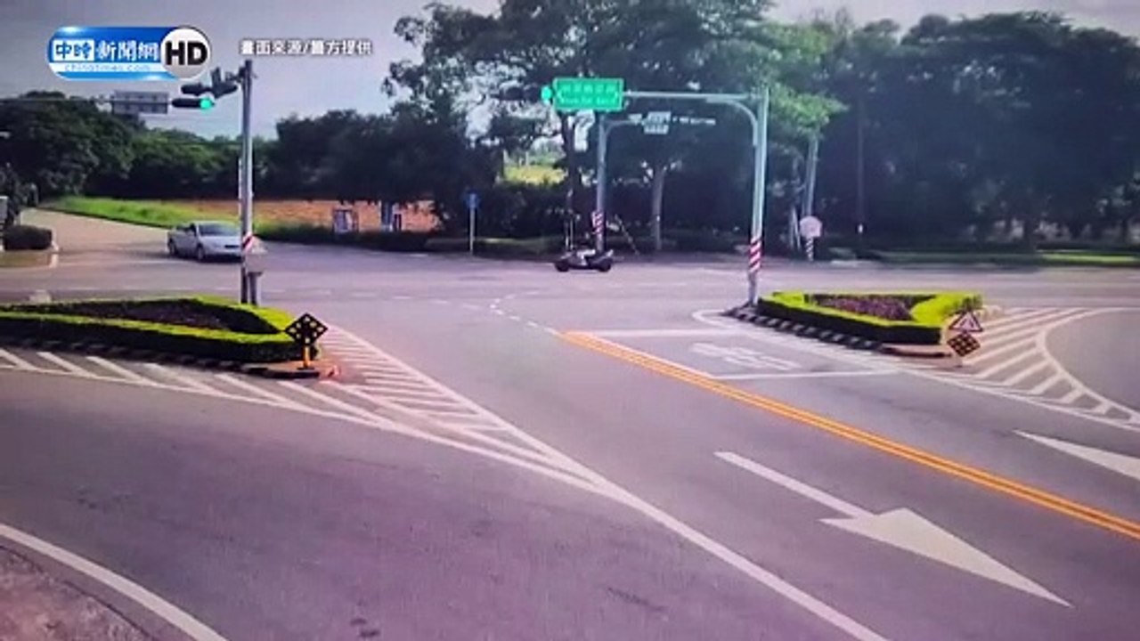 金門女騎士闖紅燈撞車 手腳多處擦挫傷送醫