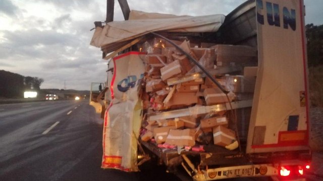 Seyir halindeki 2 TIR’ın karıştığı kazada faciadan dönüldü