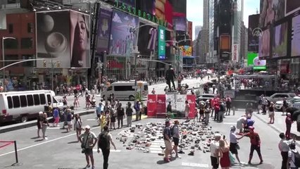 Times Meydanı'na 15 Temmuz şehitleri anısına 251 çift ayakkabı konuldu