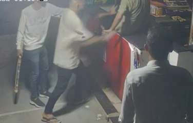 હાથમાં ધોકા,ચપ્પા લઈને આ યુવાનો બંધ કરાવી રહ્યા છે દુકાનો, જુઓ આ વીડિયો