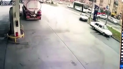 El frenini çekilmeyen otomobil, seyir halindeki araca çarptı