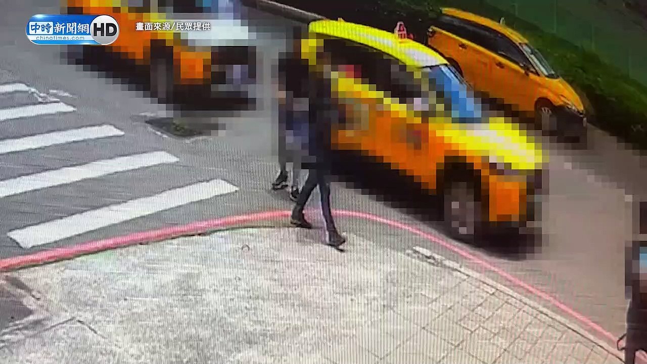 板橋槍擊案作案過程曝 10餘名黑衣男衝下小黃 棍棒猛砸當鋪