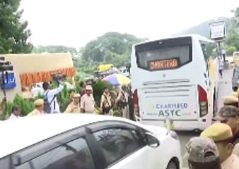 Eknath Shinde led rebel camp visits Kamakhya Temple ahead of FLOOR TEST | ABP News