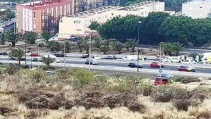 Accidente en la TF-2: varios vehículos implicados y un coche volcado
