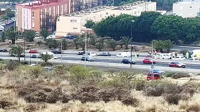 Accidente en la TF-2: varios vehículos implicados y un coche volcado