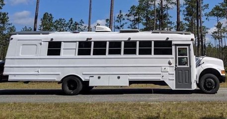 Ce couple transforme un bus scolaire en veritable maison ambulante grand luxe