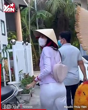 Công Vinh tháp tùng Thủy Tiên đi trao nhà tình thương: Người dân nghẹn ngào