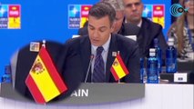 Sánchez habla en la OTAN con la bandera de España al revés