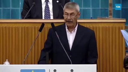 Akşener, kürsüde konuşan çiftçinin getirdiği kirazları kulağına taktı