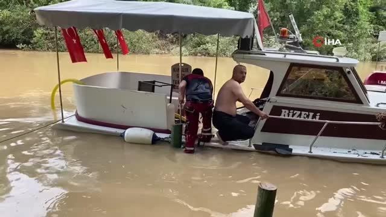 Bartın'da batmak üzere olan tekne için İtfaiye...