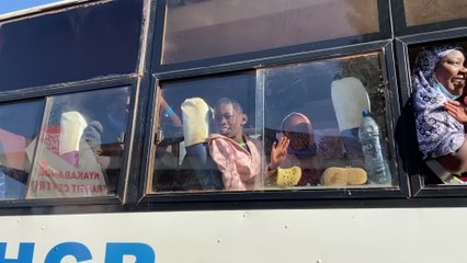 Bus du UNHCR amenant les familles vers le camp de réfugiés de Nakivale (Ouganda)