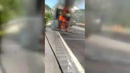 Seyir halindeki tırda çıkan yangın söndürüldü