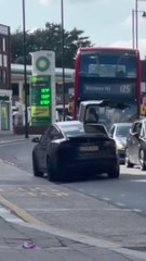 Il oublie de fermer la porte de sa Tesla et la fracasse contre un bus