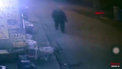 Il tape sur l'épaule d'un passant et lui évite un grave accident