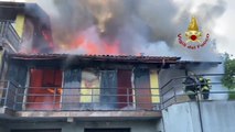 Varese, casa in fiamme, due feriti nel tentativo di spegnere fuoco