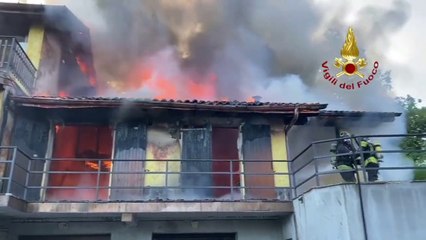 Varese, casa in fiamme, due feriti nel tentativo di spegnere fuoco