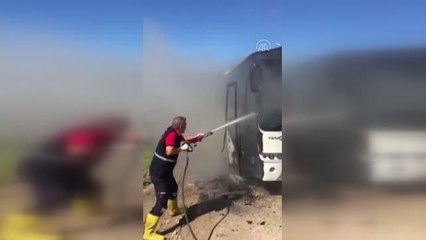 Yanan midibüs kullanılamaz hale geldi