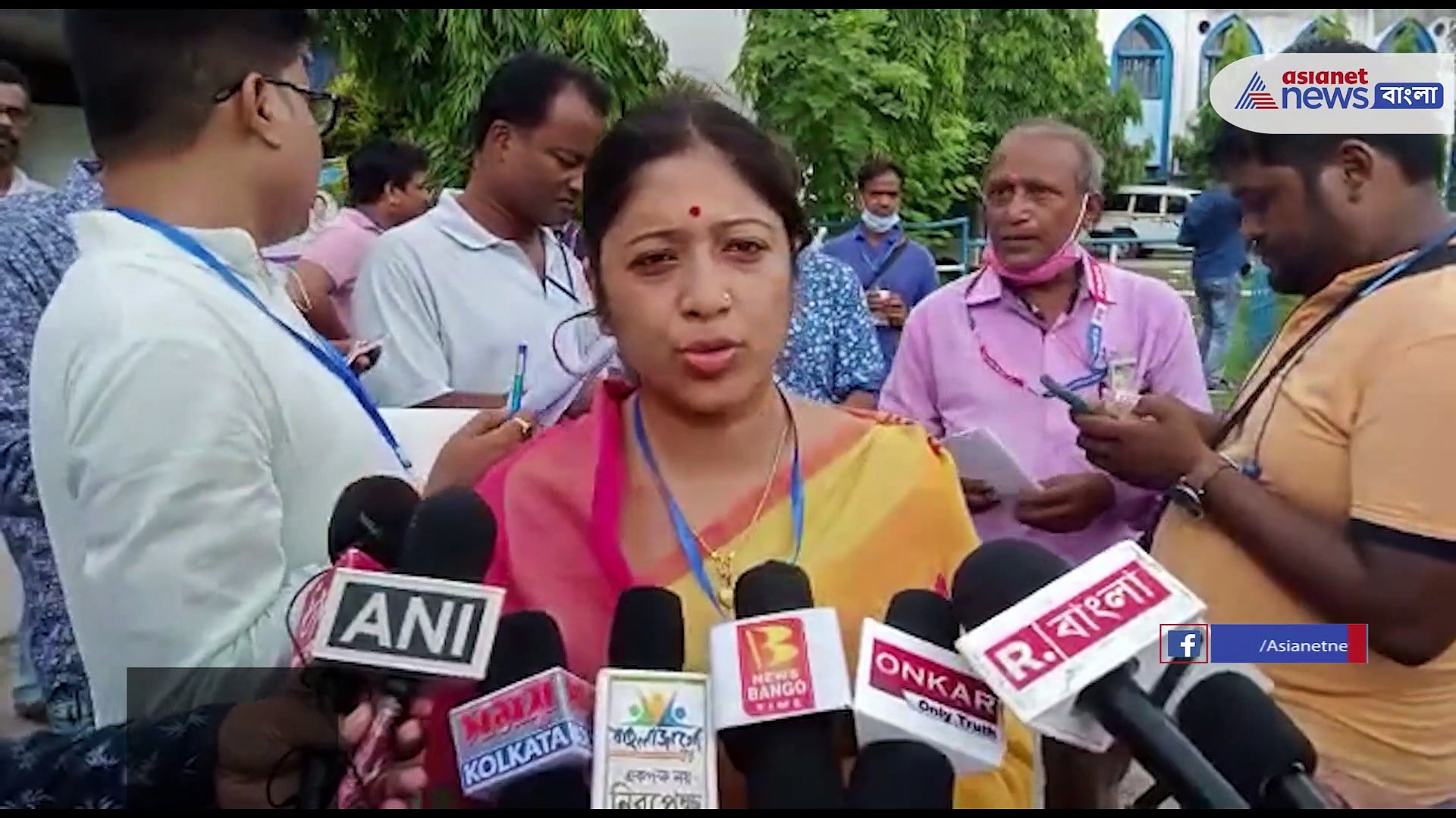 উপনির্বাচনে জয়ী হয়ে মীণাক্ষি দাস দত্ত মিষ্টিমুখ করালেন এলাকাবাসীদের 