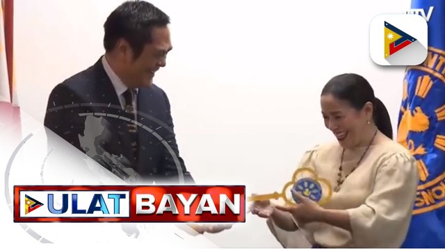 Mga programa, mahahalagang dokumento, at opisina ng Presidential Communications Operations Office, pormal nang itinurn-over ni Outgoing PCOO Secretary Martin Andanar kay PCOO Secretary-designate Trixie Cruz-Angeles