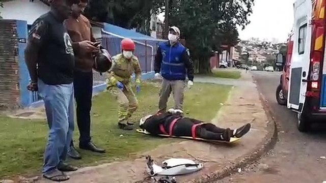 Após colisão entre Honda Biz e Fiat Strada, motociclista fica ferido