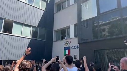 Lukaku saluta i tifosi dal palazzo del CONI