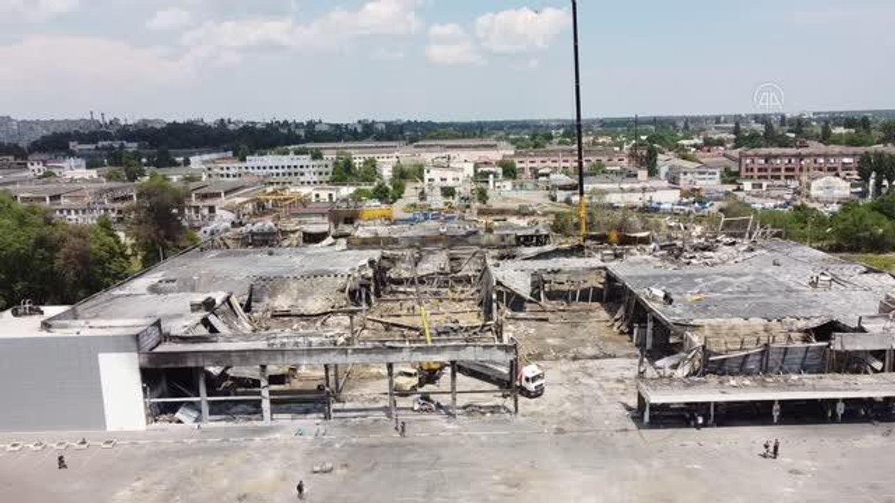 KREMENÇUK - Alışveriş merkezinin füzelerle vurulması sonucu oluşan tahribat drone ile görüntülendi