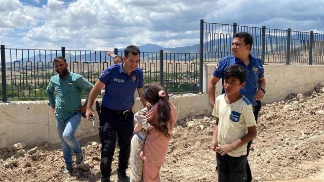 Son dakika haberleri: Dik yamaçta mahsur kalan çocukları polisler kurtardı