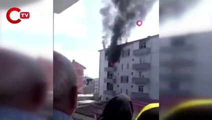 Yangında balkondan atlayan kadını havada tuttu